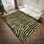 Tapis doré à motif animalier