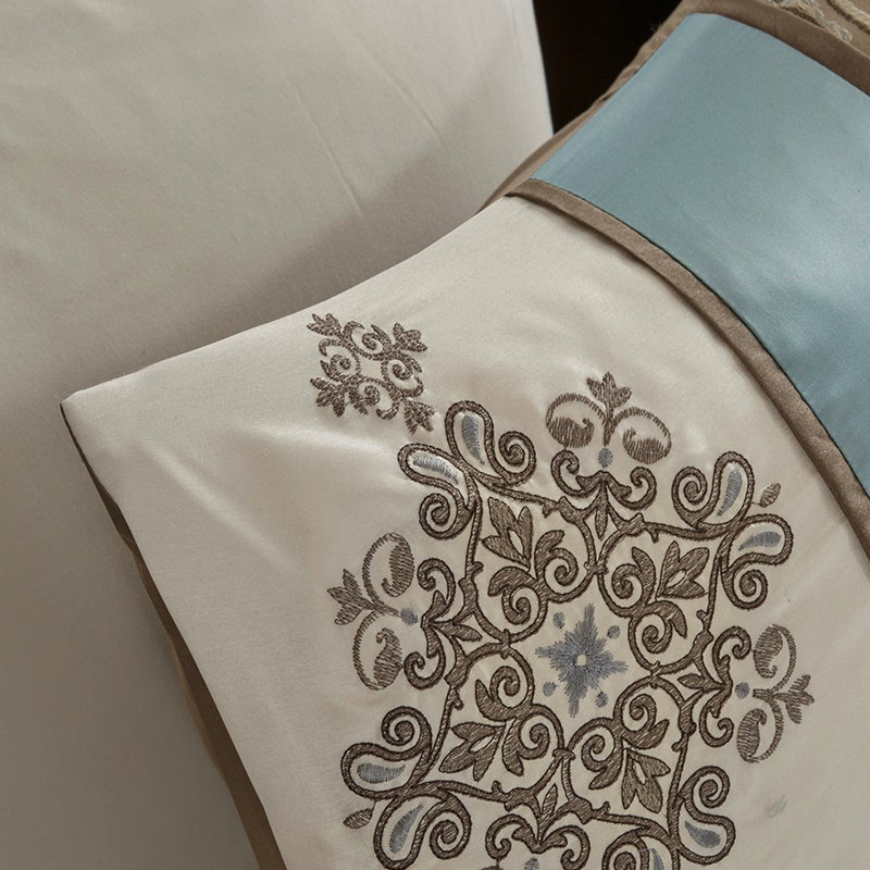 Édredon 7 pièces pour grand lit. Tissé en bleu doux, brun et motif cachemire attrayant. Comprend des taies décoratives et des coussins décoratifs pour grand lit. Paisley élégant. Coussins