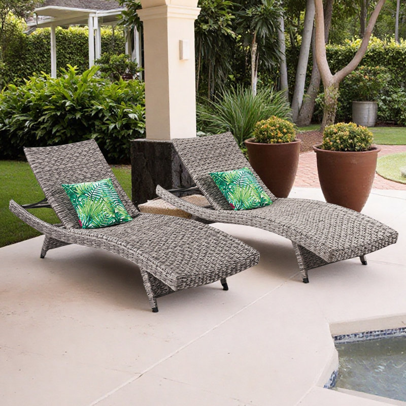 WICKER CHAISE LOUNGE