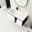 Meuble-lavabo de salle de bain avec lavabo en céramique et porte à fermeture en douceur. Fixé au mur. Style moderne. Rangement spacieux. Contreplaqué de qualité. Design contemporain blanc et noir. Option-176390004