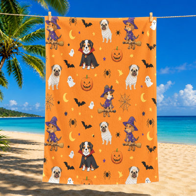 Serviette de plage pour chien d'Halloween 1 pièce, mettant en vedette des chiens mignons en costumes comme des vampires et des sorcières, avec des citrouilles, des chauves-souris, des araignées sur un fond orange vif. Microfibre pour, natation, voyage, unisexe.