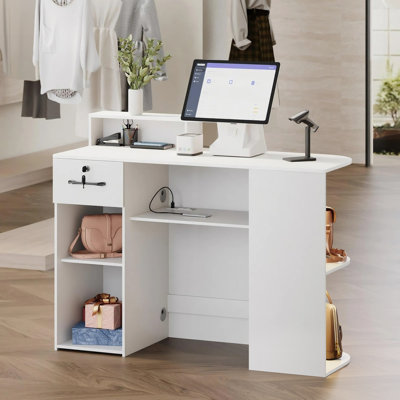 Bureau de réception moderne avec tablettes ouvertes, tiroirs verrouillables et prises de courant intégrées