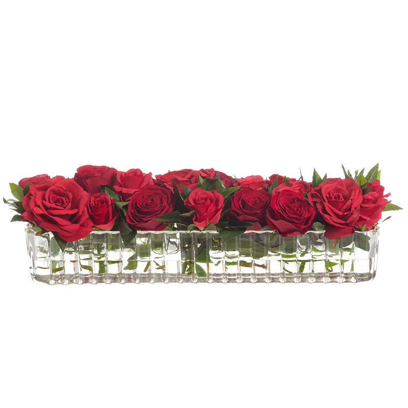 Arrangement de roses dans un vase en verre nervuré rouge