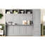 Grand lit gris pour une chambre propre et spacieuse avec beaucoup de rangement - élégant