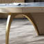 Bureau élégant et courbé-363849882