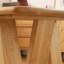 Grande table de salle à manger en bois massif élargie-107265123