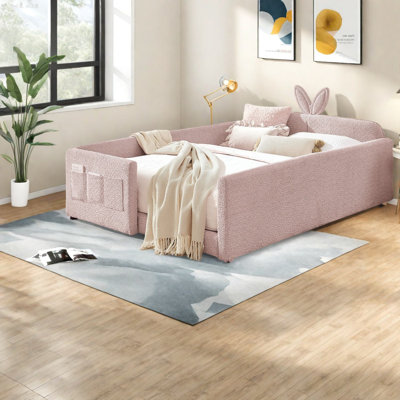 Lit tapissier double compact, boucle rose, décoration intérieure ludique