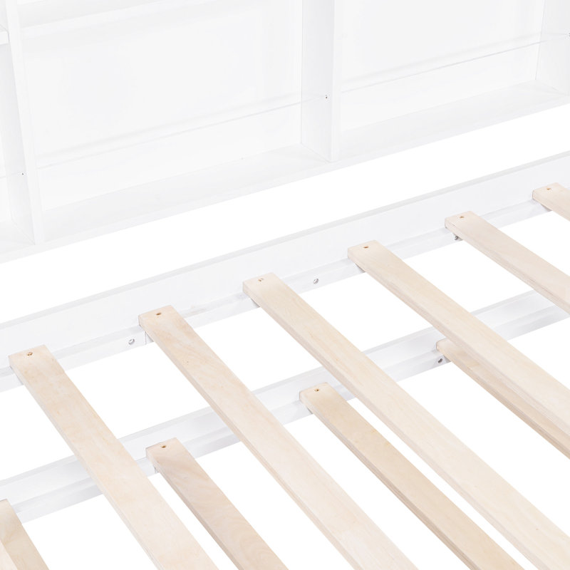 Lit simple blanc avec lit gigogne et tablette, tablette de rangement pour les souvenirs dans un cadre en bois, peu encombrant