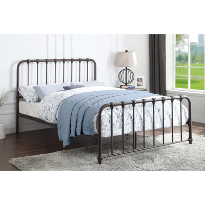 Configuration grand lit en métal foncé bronze, sommier tapissier pas essentiel, grand lit dans la noblesse, exigé, accessoire