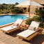 Chaise longue en bois au fini brun, coussins crème de 5 cm d'épaisseur, 4 positions inclinables pour une utilisation au bord de la piscine et à l'extérieur.