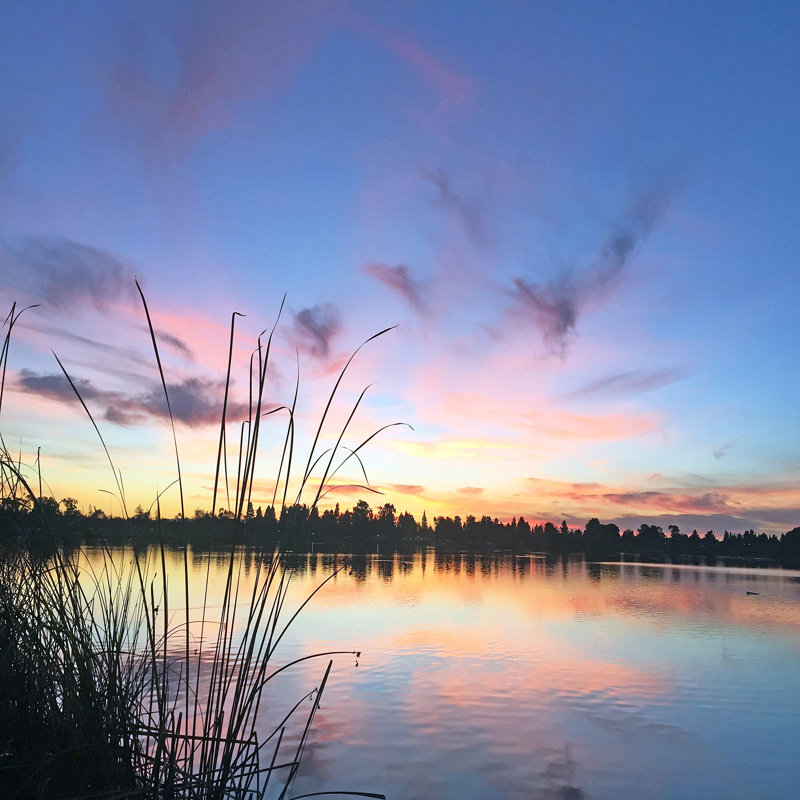 «Tranquil Sunset Over the Lake», art mural sur toile tendue, H 20 po x l 20 po