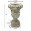 Pot de fleurs en calice avec trous de drainage et détails antiques-437875446