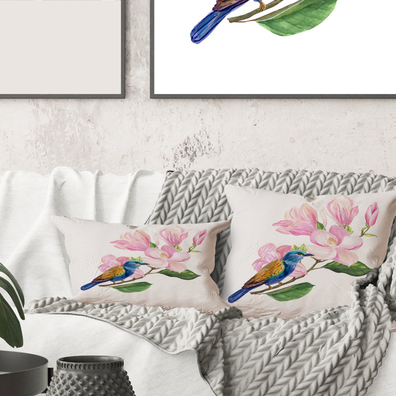 Oiseau assis sur un couvre-oreiller rectangulaire