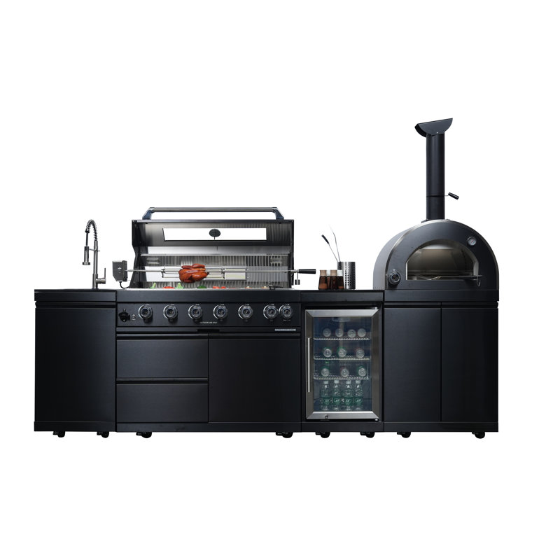 Îlot de cuisine extérieure modulaire de 109 pouces avec barbecue à gaz 6 brûleurs de 85 000 BTU, four à pizza de 35 000 BTU, comptoir en granit noir, évier, réfrigérateur extérieur et ensemble de rôtisserie.