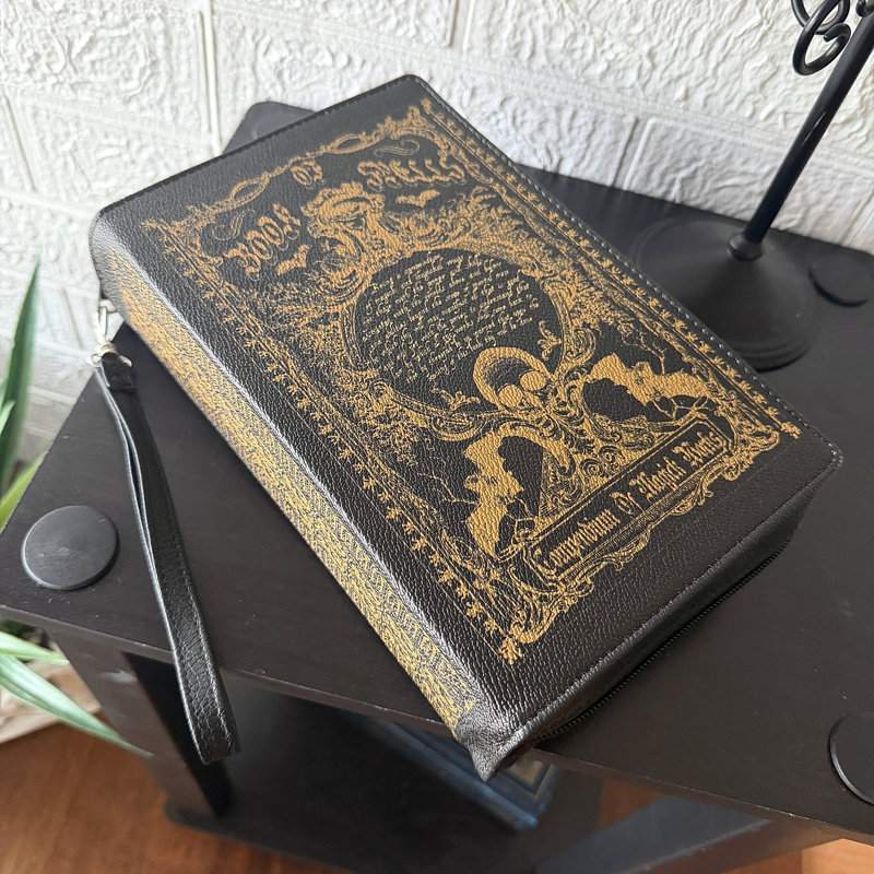 Sac bandoulière gothique en vinyle noir, motif grimoire, chauve-souris dorée et toile d'araignée, hauteur 23,5 cm