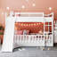Lit simple blanc au-dessus d'un lit superposé - pour un accès facile à la glissade-421149248
