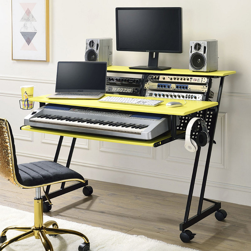 Bureau de studio d'enregistrement de musique avec plateau à clavier, Jaune