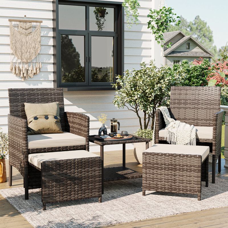 Ensemble de conversation de patio en osier pour 2 personnes avec pouf et table basse en verre à 2 niveaux