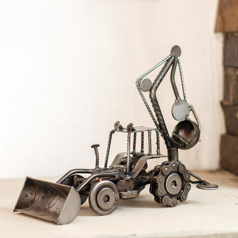 Sculpture en métal recyclé et pièces de voiture uniques Taybah