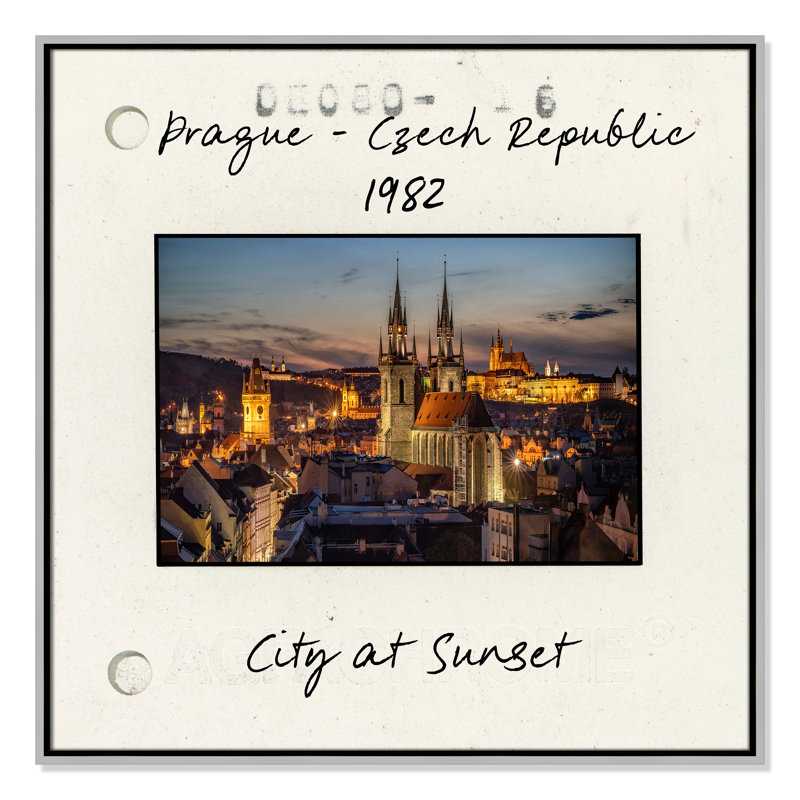 Impression de ville au coucher du soleil, Prague, République tchèque par Danita Delmont, Toile argentée avec cadre flottant
