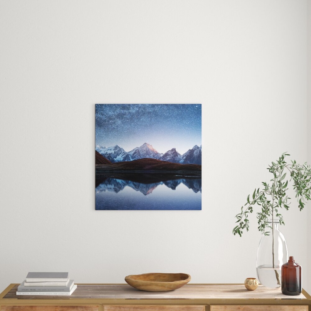 Sternenhimmel über den Bergen Graphic Art Print auf Leinwand