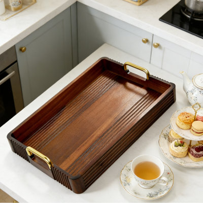 Plateau de service en bois d'acacia de 17 po x 13 po avec poignées en métal - table basse décorative et plateau repose-pieds, coussinets antidérapants, plateau en bois foncé pour déjeuner au lit, service de bar, boîte-cadeau