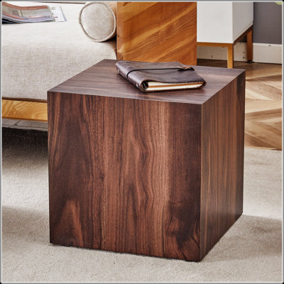 Table basse 16 po x 16 po x 16 po en panneau de fibres à densité moyenne à grain de bois de noyer