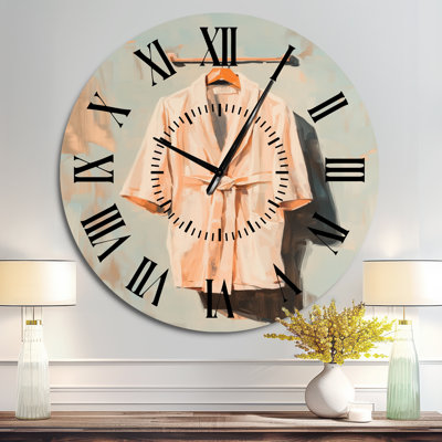 Robe en attente dans la chambre silencieuse - Horloge murale en métal Mid-Century