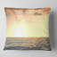Magnifique seascape de plage avec des nuages sur un coussin lombaire-123400205