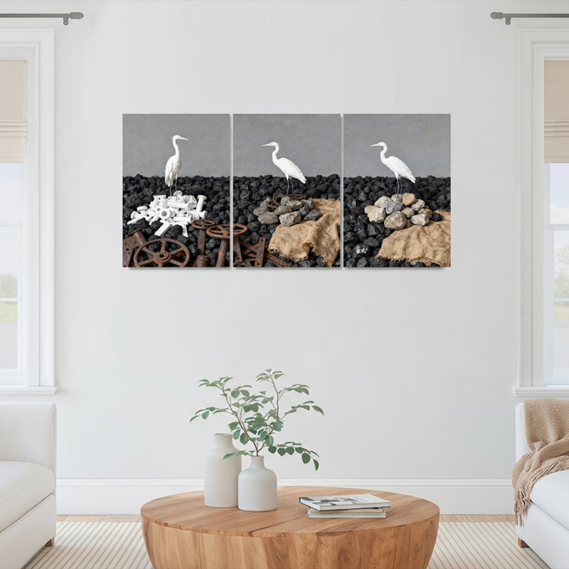 Ensemble de 3 tableaux sur toile tendue représentant un héron blanc et des éléments industriels, H 18 po x l 36 po