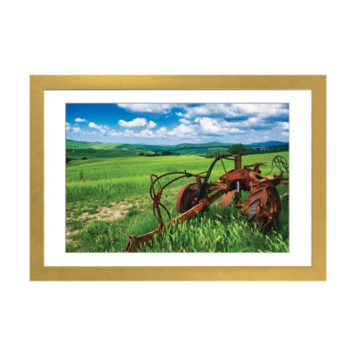 Machine de préparation du sol sur une terre agricole avec champ de blé, San Qurico D'Orcia, Toscane, Italie - reproduction d'art mural - papier d'art encadré