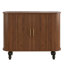 Armoire bar cannelée pour boissons alcoolisées et café avec 6 casiers à vin et 3 porte-verres, armoire de style Mid-Century moderne avec un grand tiroir de rangement, 4 espaces de rangement cachés sur le côté-129434424