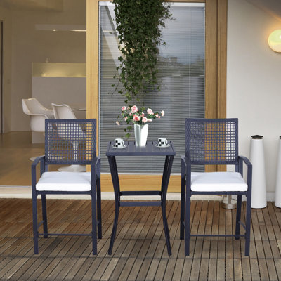3 chaises de patio avec sièges rembourrés. Pour les arrière-cours, les pelouses, les terrasses et la piscine. Tous les temps, repose-pieds, 3 pièces de teinte noire, coussin d'extérieur confortable et relaxant. Convient pour la pelouse, la terrasse