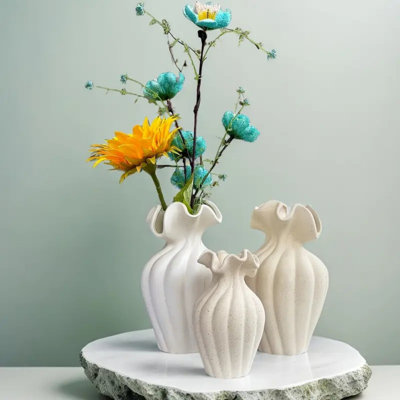 Ensemble de trois pièces, un ensemble de deux tailles de bouteilles décoratives en céramique en blanc et beige, avec une texture de surface mate, convenant à un usage de bureau, multiples pour diverses occasions, mariages, bureau, décoration intérieure, ornements, cadeaux de vacances