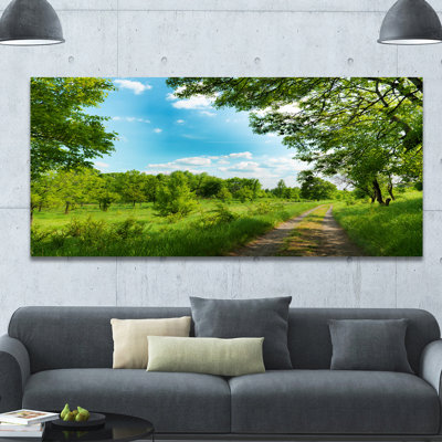 «Green Forest Road and Blue Sky», reproduction de photo sur toile tendue