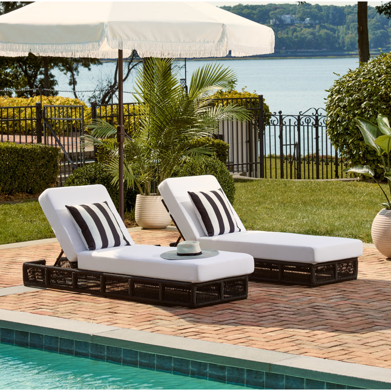 Chaise longue d'extérieur Langley, Cadre noir / coussin blanc