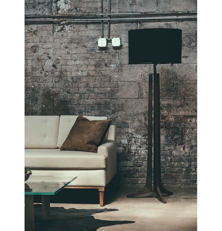 Lampe de plancher 72 po forma, Noyer teint foncé, Noir, Noir anodisé