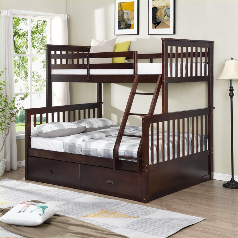Lit superposé simple au-dessus d'un lit double dans une petite chambre à coucher, structure en bois massif brun chaud avec échelle et garde-corps
