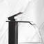 Robinet de lavabo de salle de bain à poignée simple avec bec cascade-115745087