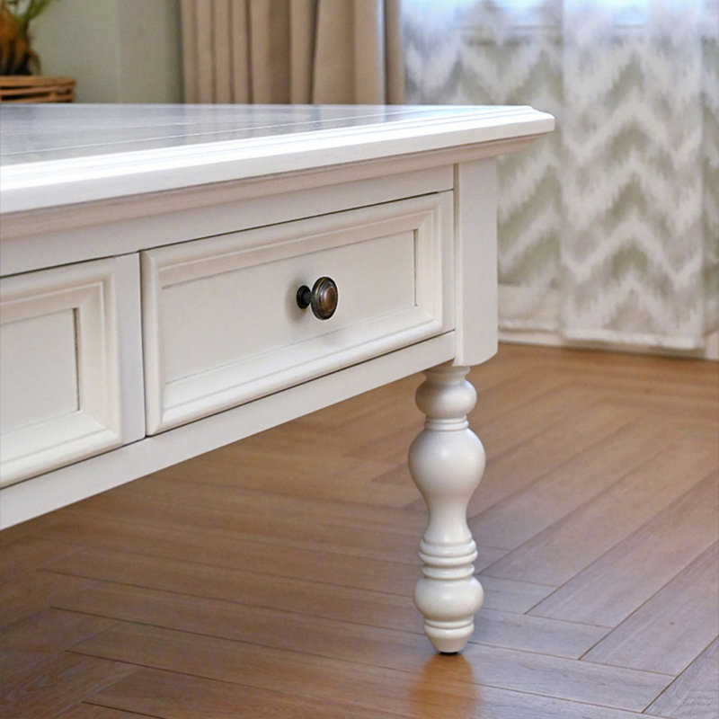 Table basse à quatre pieds avec rangement
