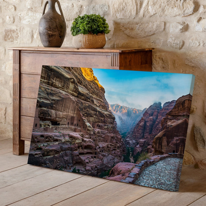 Toile, paysage de canyon à couper le souffle avec des falaises escarpées baignées dans une décoration murale