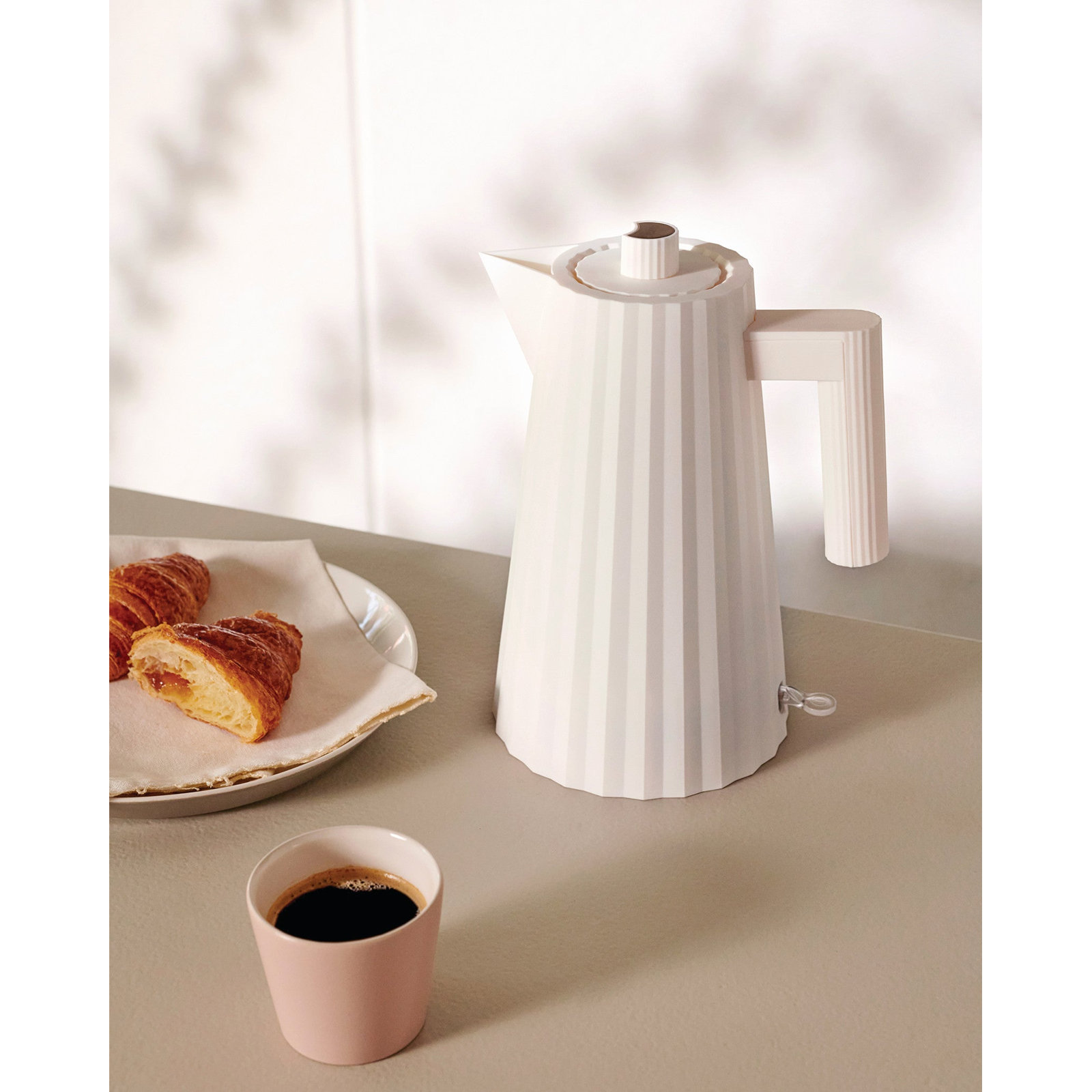 Plissé Electric Tea Kettle, White, Large