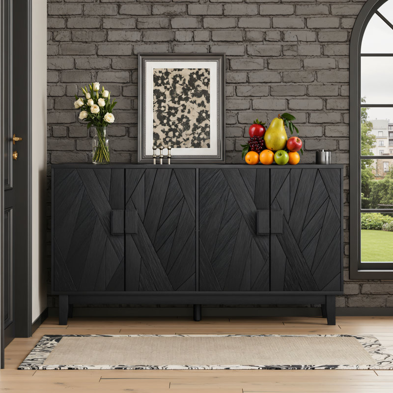 Ce buffet noir moderne est doté de portes en bois massif à géométrie irrégulière et de trois tablettes réglables, ce qui le rend adapté à divers espaces, y compris les salons, les salles à manger et les cuisines.