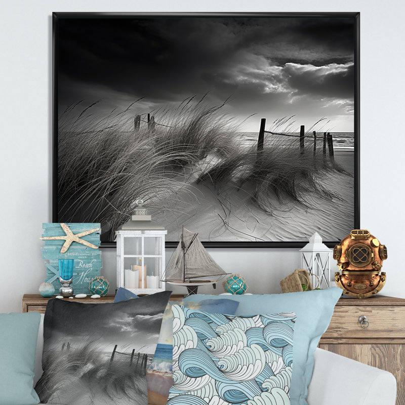 «Black and White Beach Scenery I - Coastal Beach», art mural encadré, H 16 po x l 32 po x P 1 po, Cadre flottant noir
