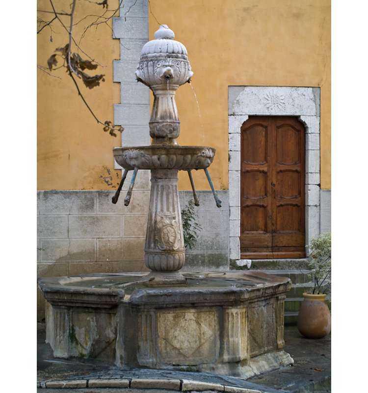 Fontaine Renaissance, France, H 48 po x l 36 po