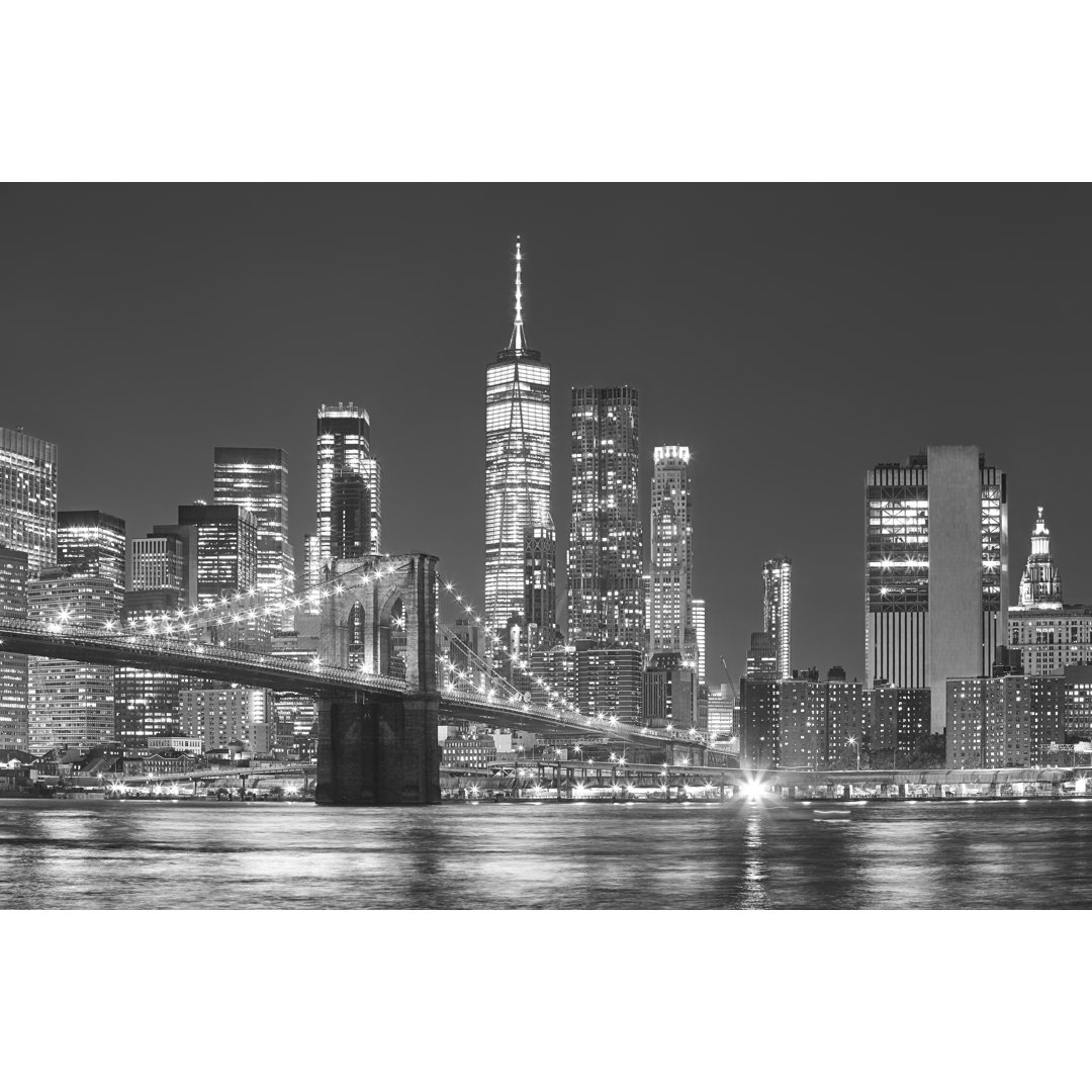 Brooklyn Bridge und Manhattan Skyline bei Nacht, Nyc. von Mbprojekt_Maciej_Bledowski - Wrapped Canvas Photograph