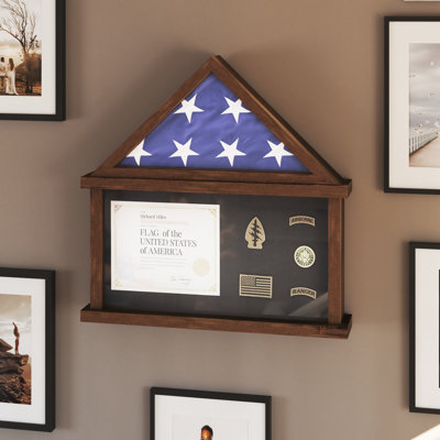 Présentoir à drapeau Quincy avec porte-certificat, boîte en bois de pin pour drapeau, certificat
