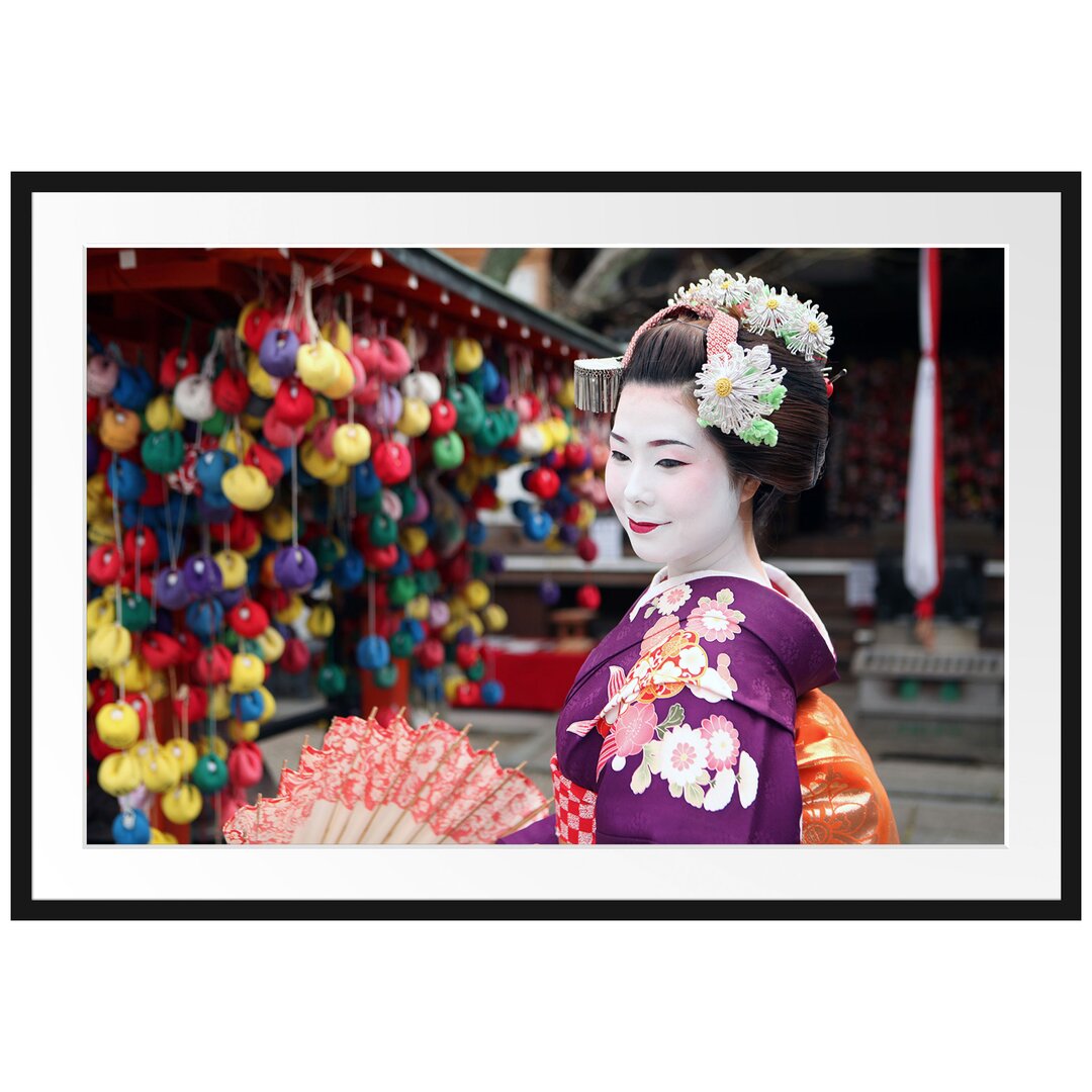 Gerahmtes Poster Anmutige Geisha mit Fächer