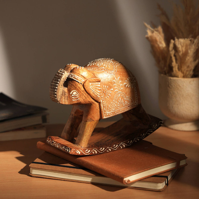 Sculpture | Sculpture décorative d'éléphant sur support en bois | Décoration de table | 5,5 po x 3,5 po x 7,5 po