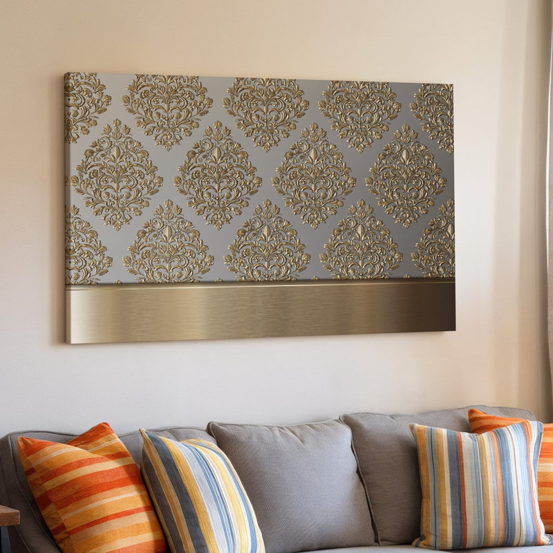 La toile crée un design de papier peint élégant avec un motif damassé complexe en or chatoyant contre un taupe doux